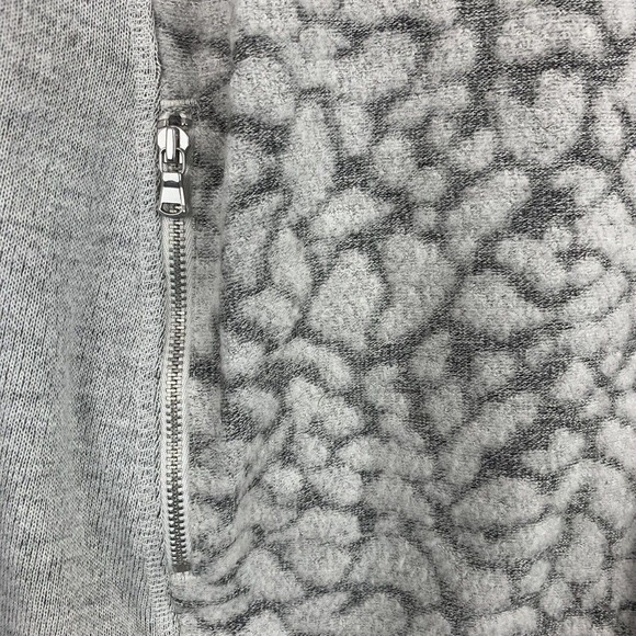 Lou & Grey animal print pocketed crewneck sweatshirt small - Picture 3 of 8